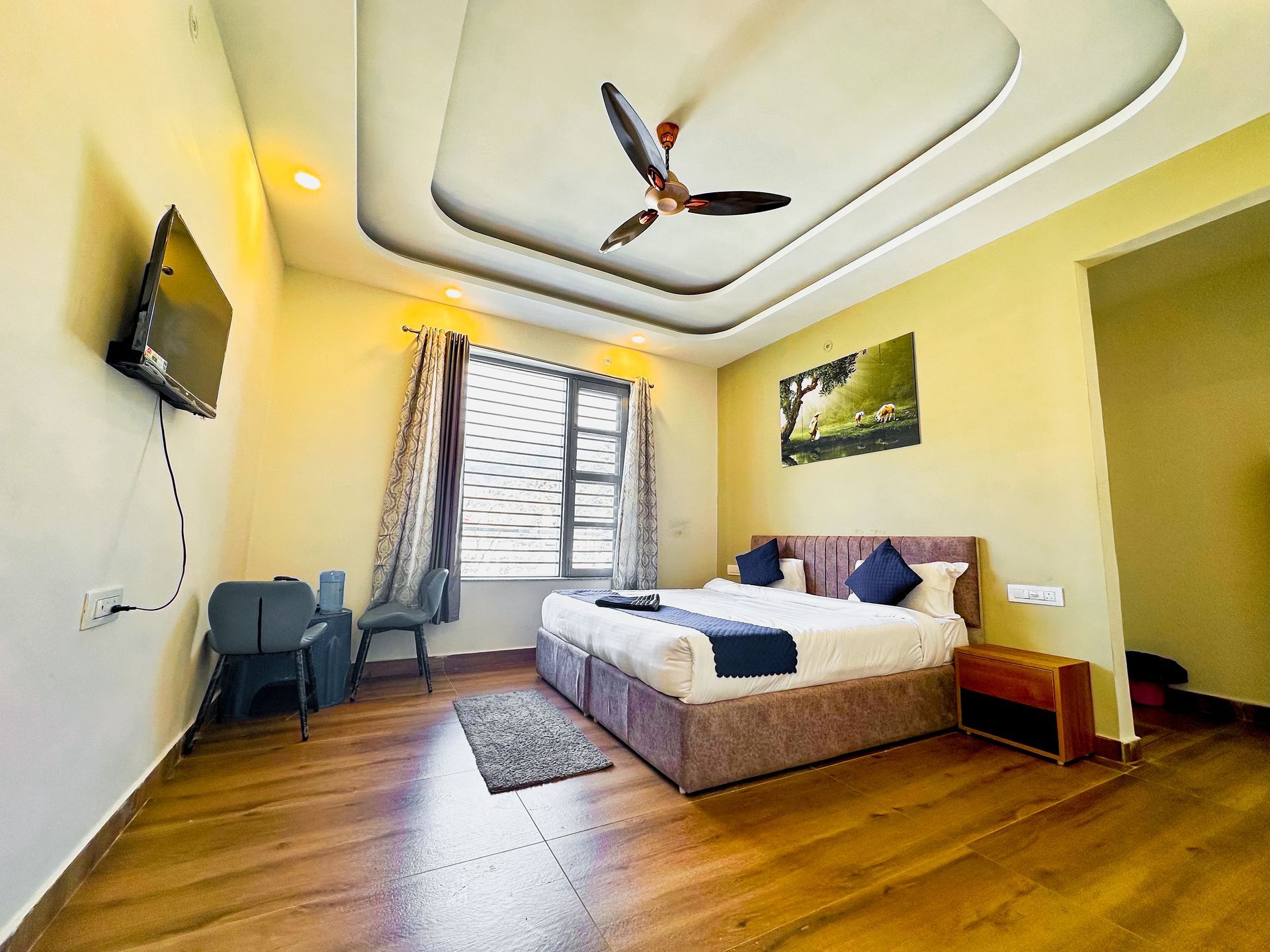 hotelroom with bed