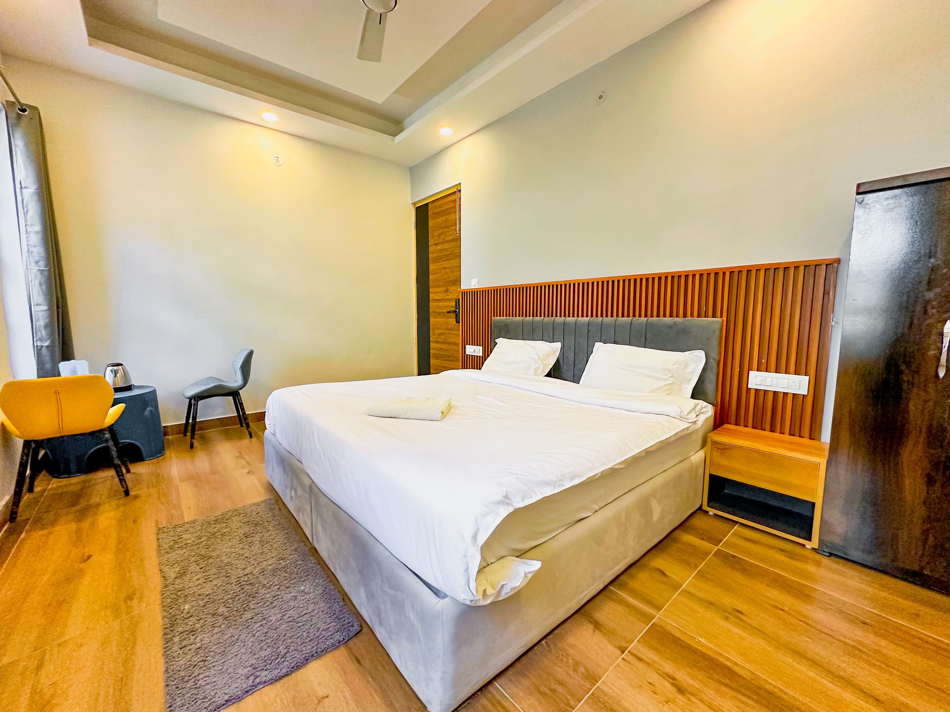 hotelroom with bed and table